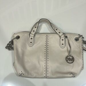 White Michael Kors bag🤍🎀